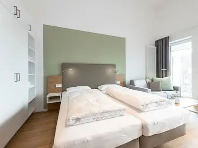 Wohn-Schlafbereich mit Doppelbett und Schlafsofa