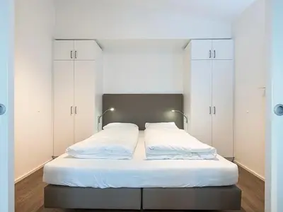 Schlafzimmer mit Boxspringbett und Kleiderschrank
