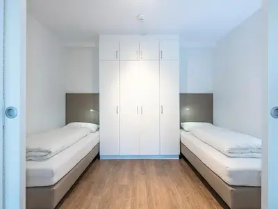 Schlafzimmer mit zwei Einzelbetten