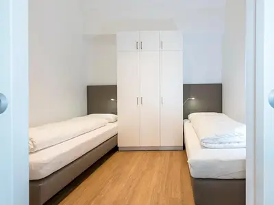 Schlafzimmer mit zwei Einzelbetten und Kleiderschrank