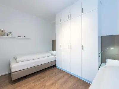 Schlafzimmer mit zwei Einzelbetten