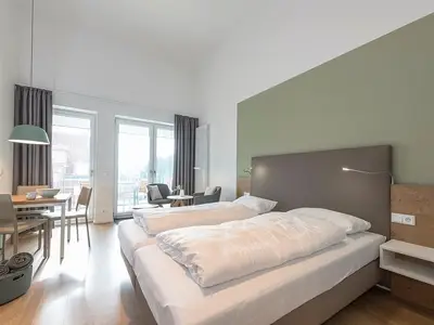 Wohn-Schlafbereich mit Doppelbett