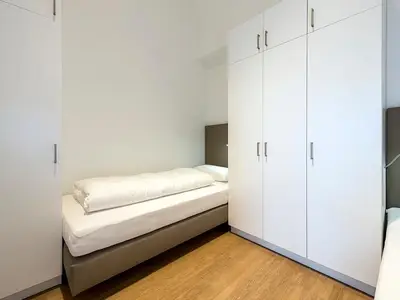 Schlafzimmer mit zwei Einzelbetten und Kleiderschrank