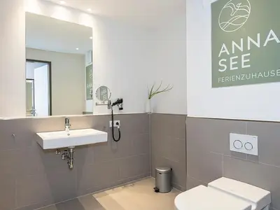 Badezimmer mit Dusche