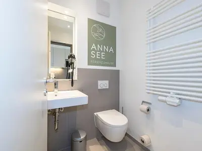 Badezimmer mit WC, Waschtisch und Spiegel