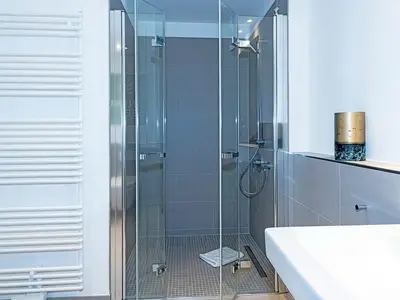 Badezimmer mit Dusche