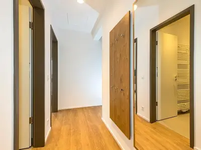 Flur mit Garderobe und Spiegel