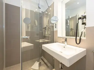 Badezimmer mit Dusche