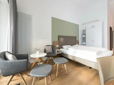 Wohn-Schlafbereich mit Kleiderschrank