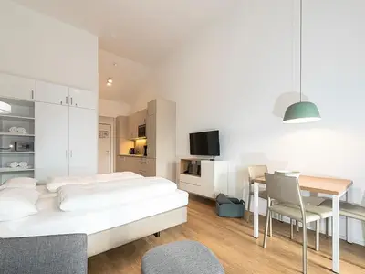 Wohn-Schlafbereich mit Esstisch und TV