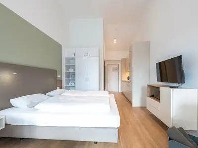 Wohn-Schlafbereich mit Doppelbett und Kleiderschrank