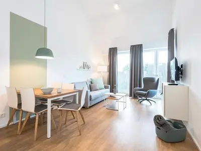 Wohnbereich mit Schafsofa und Esstisch