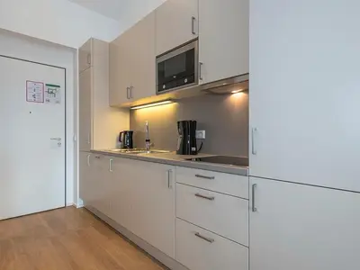 Küchenzeile mit Mikrowelle