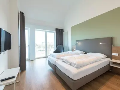 Schlafzimmer mit Boxspringbett und TV
