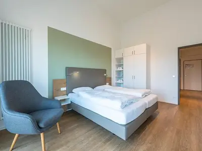 Schlafzimmer mit Kleiderschrank