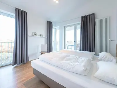 Schlafzimmer mit Zugang zum Balkon