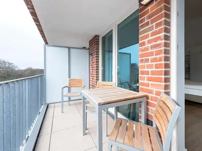 Überdachter Balkon mit Sitzgelegenheit