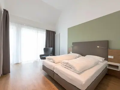 Schlafzimmer mit Doppelbett