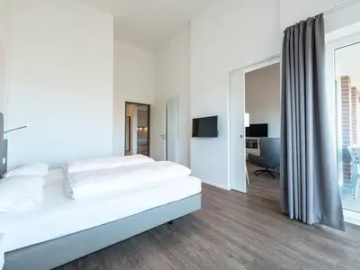 Schlafzimmer mit Zugang zum Balkon