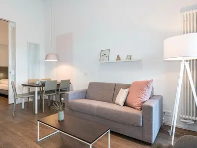 Wohn-Essbereich mit Schlaf-Couch und Esstisch