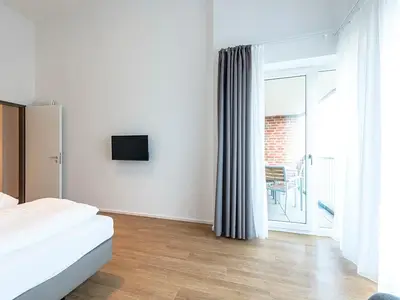Schlafzimmer mit Zugang zum Balkon