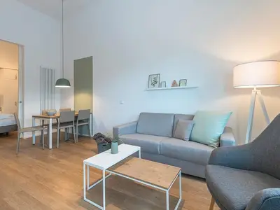 Wohnbereich mit Schlafsofa und Esstisch