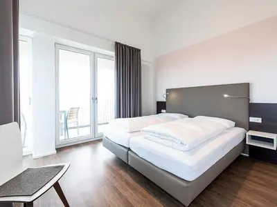 Schlafzimmer mit Zugang zum Balkon