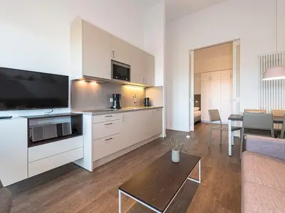 Wohn-Essbereich mit Küchenzeile und TV