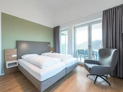 Schlafzimmer mit Zugang zum Balkon