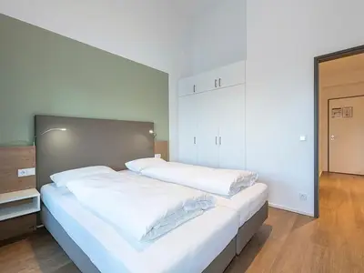 Schlafzimmer mit Kleiderschrank