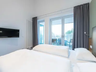 Schlafzimmer mit Zugang zum Balkon
