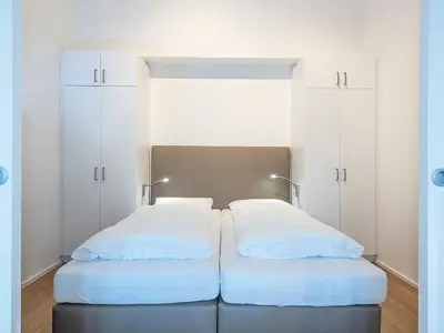 Schlafzimmer mit Boxspringbett und Kleiderschrank