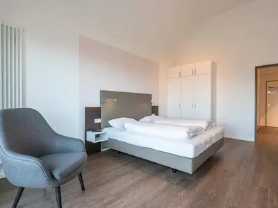 Schlafzimmer mit Kleiderschrank