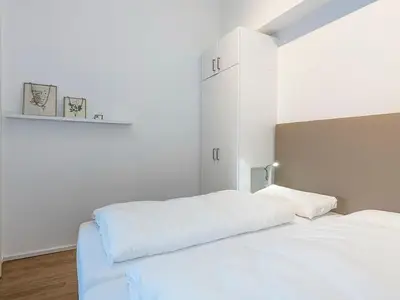 Schlafzimmer mit Boxspringbett und Kleiderschrank