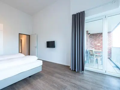 Schlafzimmer mit Zugang zum Balkon