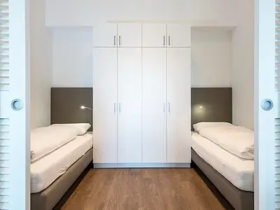Schlafzimmer mit zwei Einzelbetten