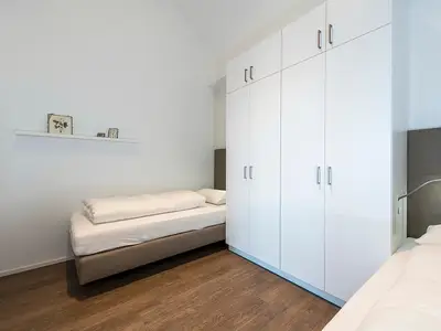 Schlafzimmer mit Kleiderschrank