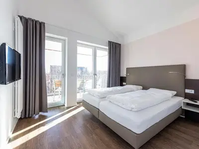 Schlafzimmer mit Zugang zum Balkon