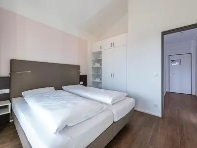 Schlafzimmer mit Boxspringbett
