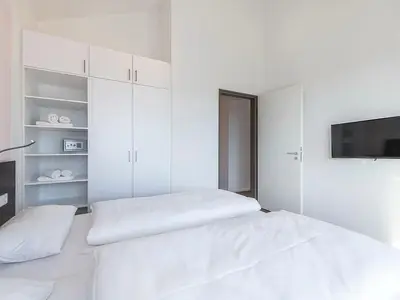 Schlafzimmer mit Kleiderschrank und TV