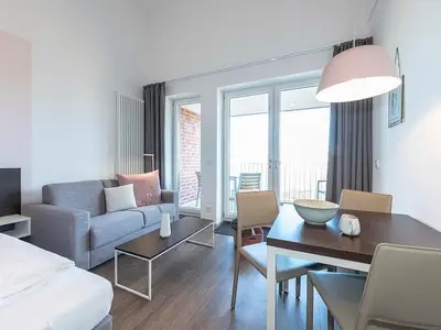 Wohn-Schlafbereich mit Schlafsofa und Esstisch