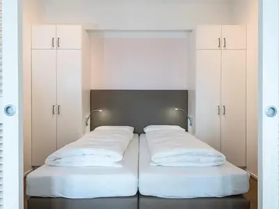 Schlafzimmer mit Boxspringbett und Kleiderschrank