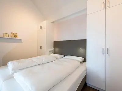 Schlafzimmer mit Boxspringbett und Kleiderschrank