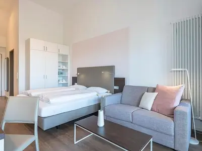 Wohn-Schlafbereich mit Boxspringbett