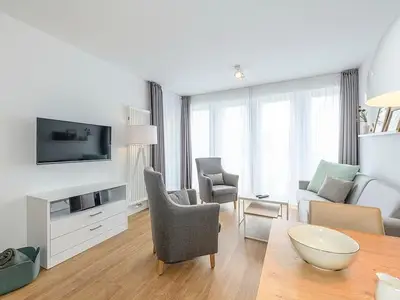 Wohn/Essbereich mit Sesseln, Couch, Esstisch und TV