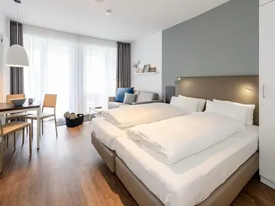 Wohn/Essbereich mit Doppelbett, Esstisch und Couch