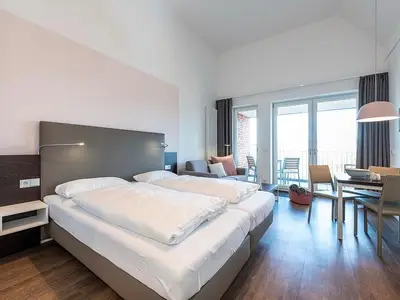 Wohn-Schlafbereich mit Zugang zum Balkon