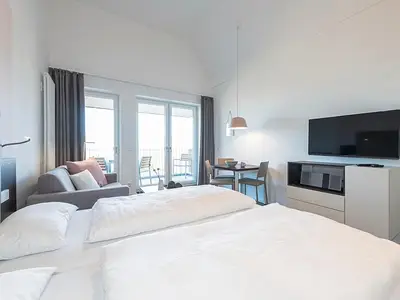 Wohn-Schlafbereich mit TV
