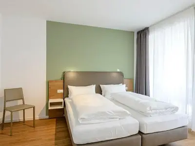 Schlafzimmer mit Doppelbett und Stuhl