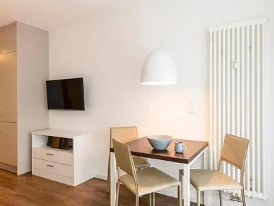 Wohn/Essbereich mit Esstisch, TV und Küchenzeile